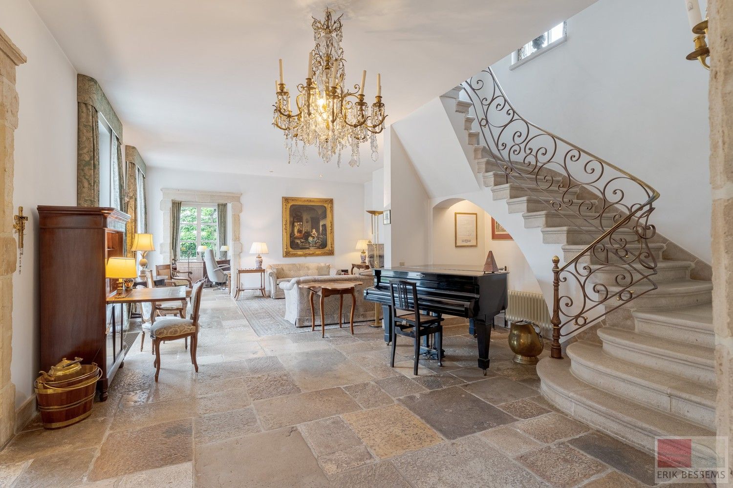 Prachtige vrijstaande villa met Franse allure, gelegen op een royaal perceel van 1.211 m², biedt een riante woonoppervlakte van 309 m² foto 5