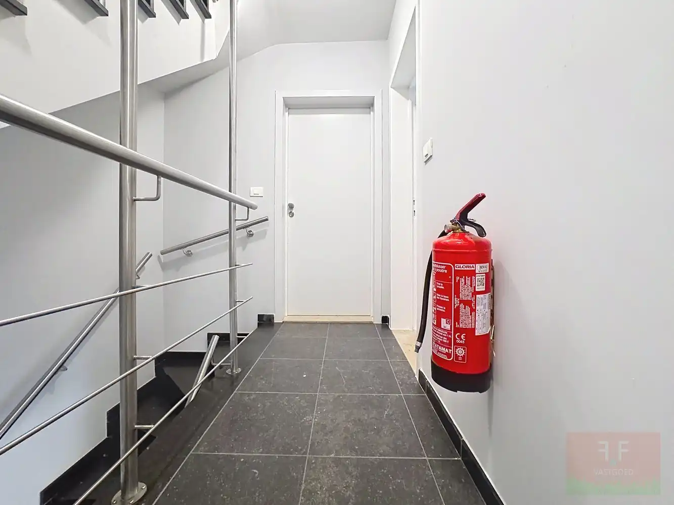 Lichtrijk, instapklaar appartement met privé-garage in het pittoreske Bavegem foto 5