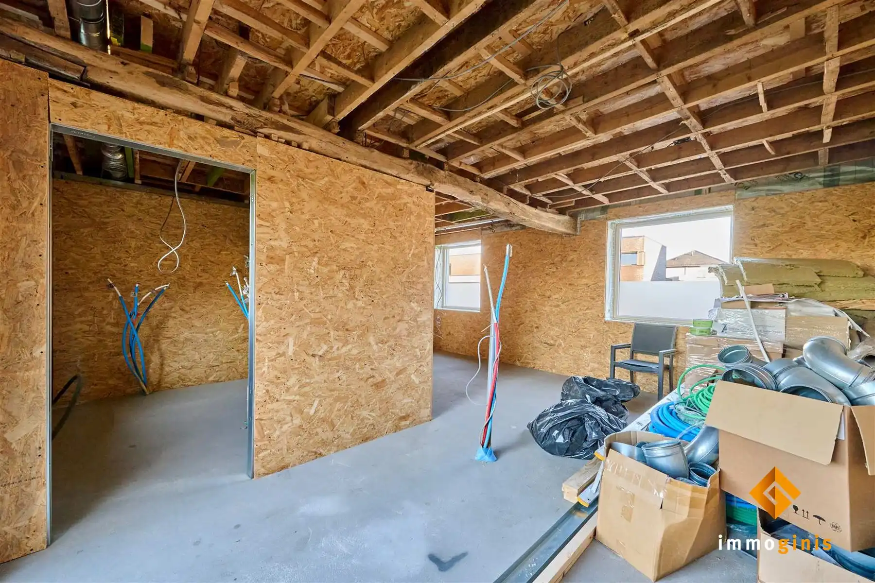 Gerenoveerde, verder af te werken starterswoning op ruim perceel van 7a35ca.   foto 4