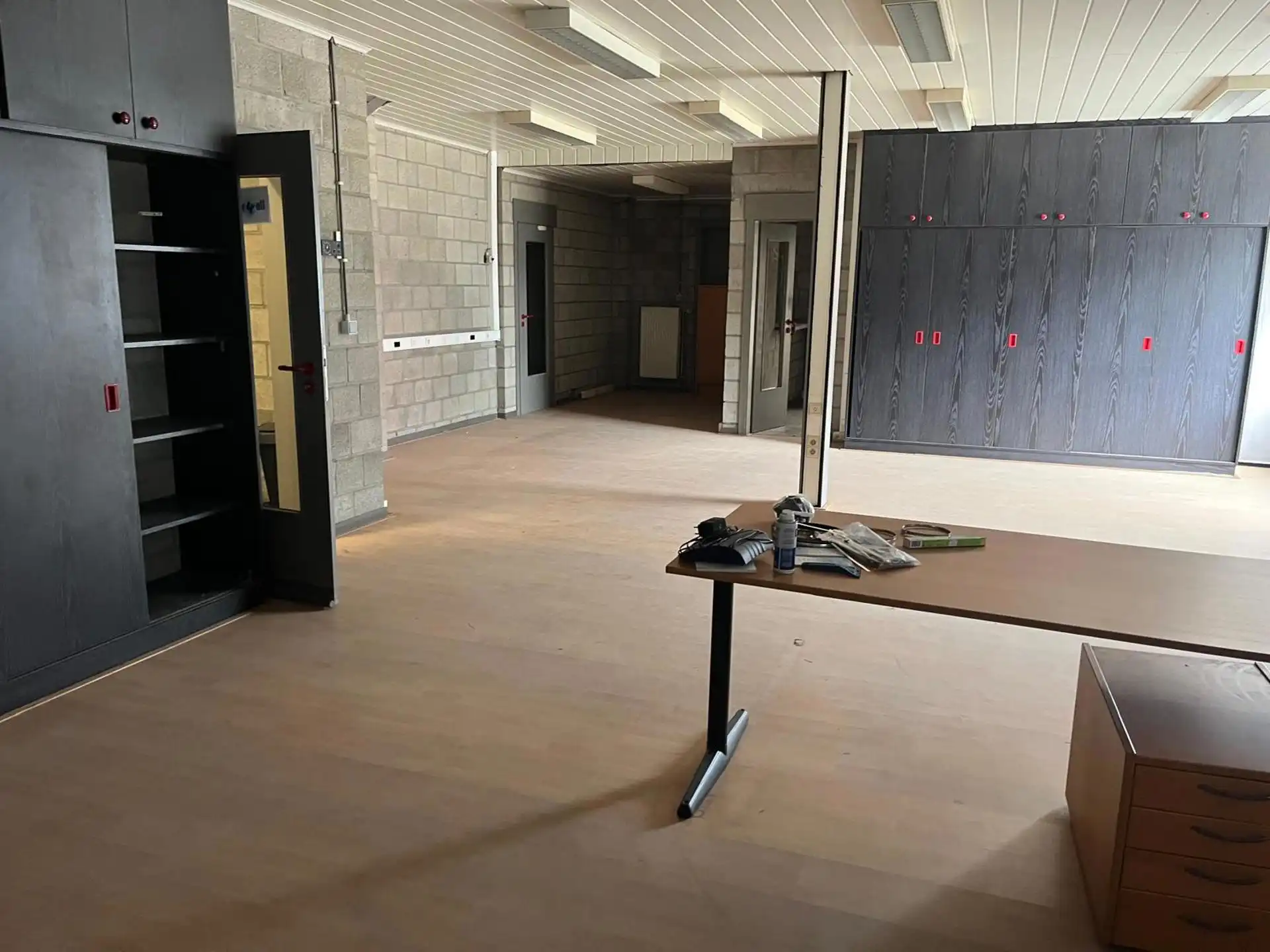 Magazijn 1020m² met kantoor te huur  foto 9