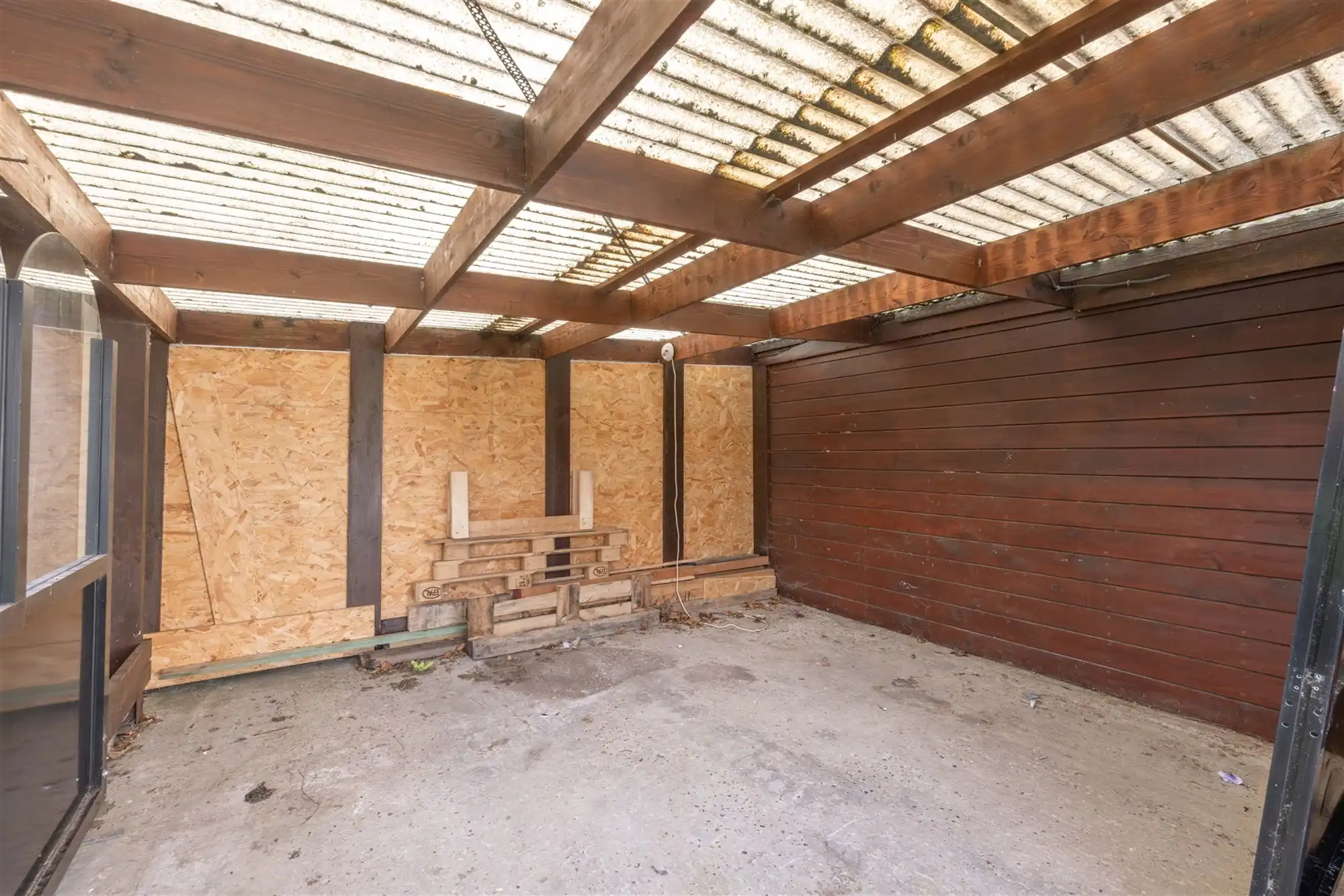 Kloeke halfopen woning met 2 garages en tuin foto 22