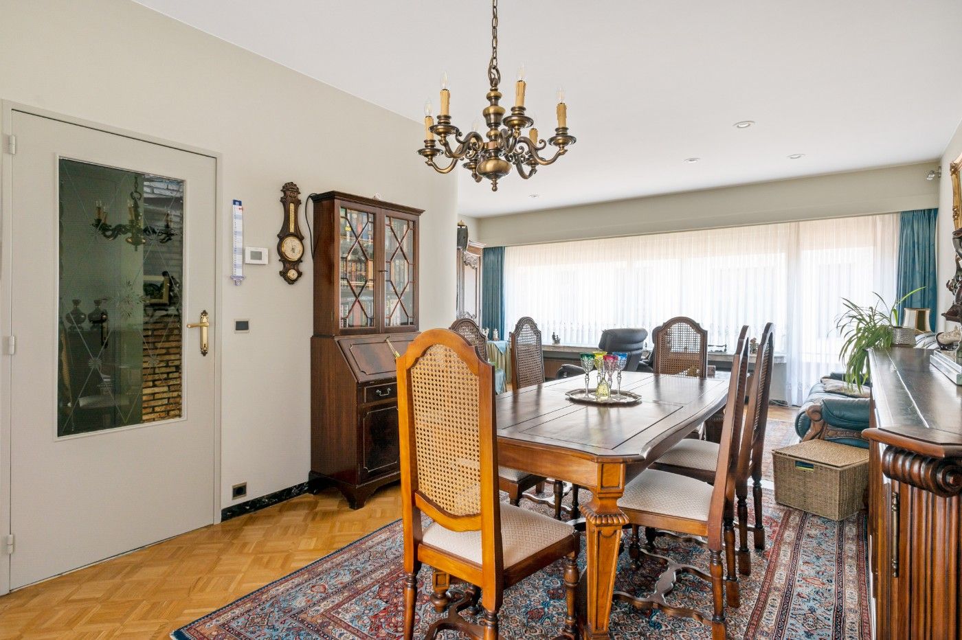 Te renoveren woning met 2 à 3 slpk., inpandige garage, dubbele garage en tuin foto 2