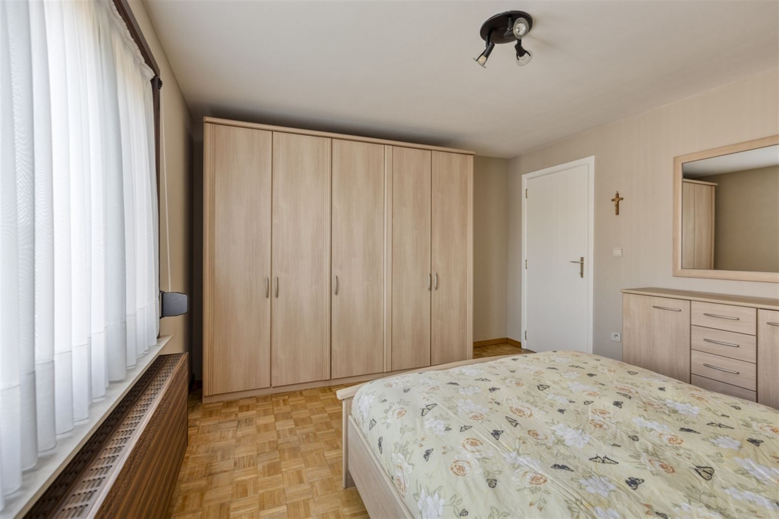 Ruime gezinswoning voorzien van 5 slaapkamers, garage, kelder en tuin nabij het centrum van Neeroeteren. Tevens mogelijkheden voor het uitoefenen van een vrij beroep, praktijkruimte, kapsalon, etc.  foto 16