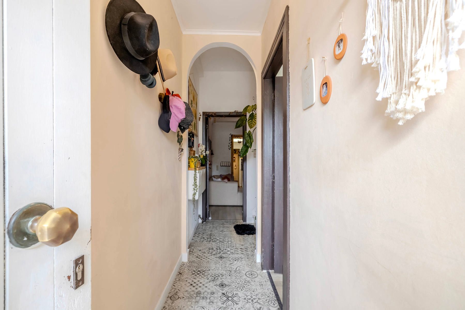 Woning met 3 slpk + bureau, kelder/zolder, tuin en servitude foto 2