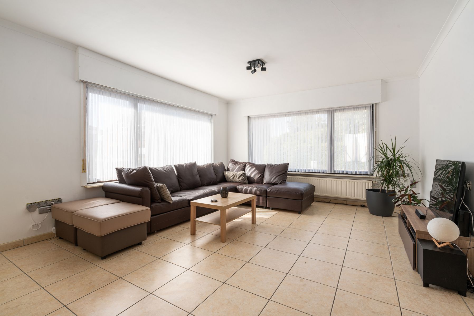 Gezinswoning met 3 slpk, grote tuin, garage en staanplaatsen foto 4