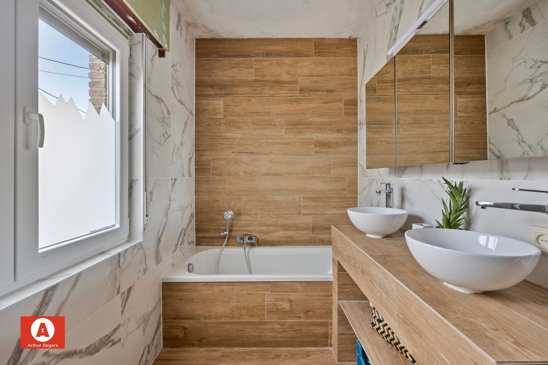 Halfopen woning in doodlopende, rustige straat foto 22