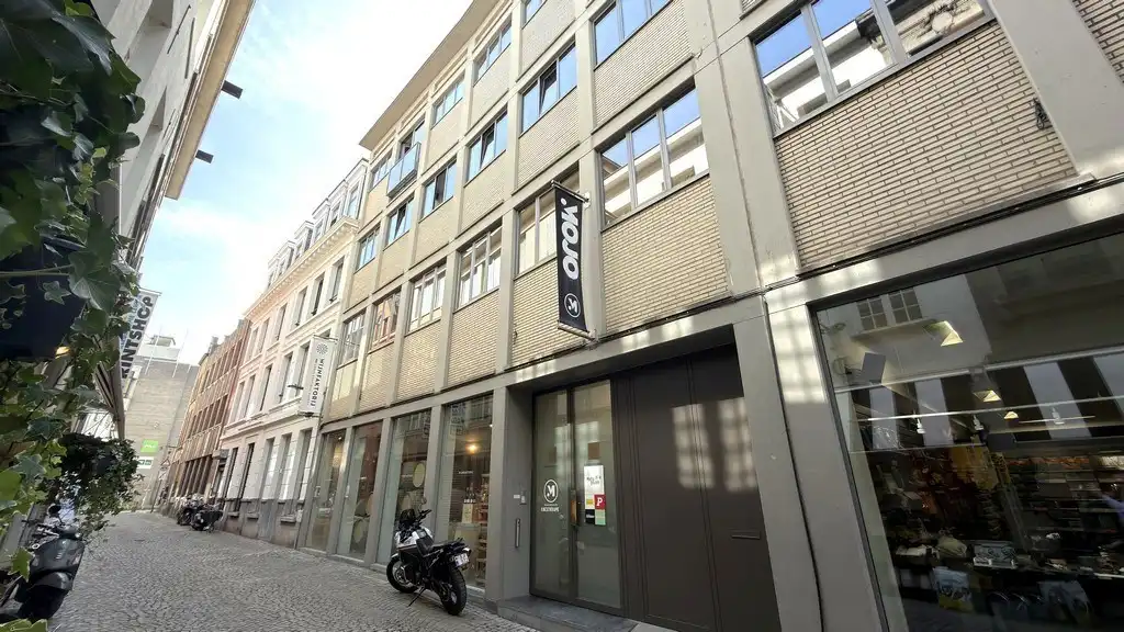 Instapklare kantoorruimte te huur in hartje Antwerpen foto {{pictureIndex}}
