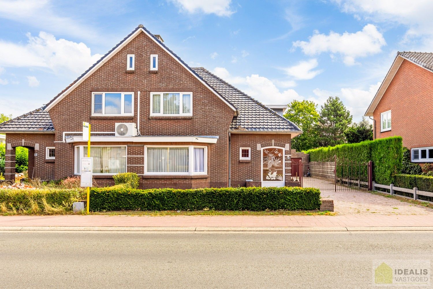 IDEALIS VASTGOED - Aangename karakterwoning op fijne locatie te Pelt. Deze woning omvat maar liefst +-143m² netto bewoonbare oppervlakte op een perceel van 4a 53ca met een ruime woonkamer, maar liefst 3 slaapkamers, badkamer, wasplaats, veranda en garage vlakbij de dorpskern van Boseind! Uiterst geschikt voor kandidaten op zoek naar een betaalbare woning op te frissen naar eigen wens. foto 4