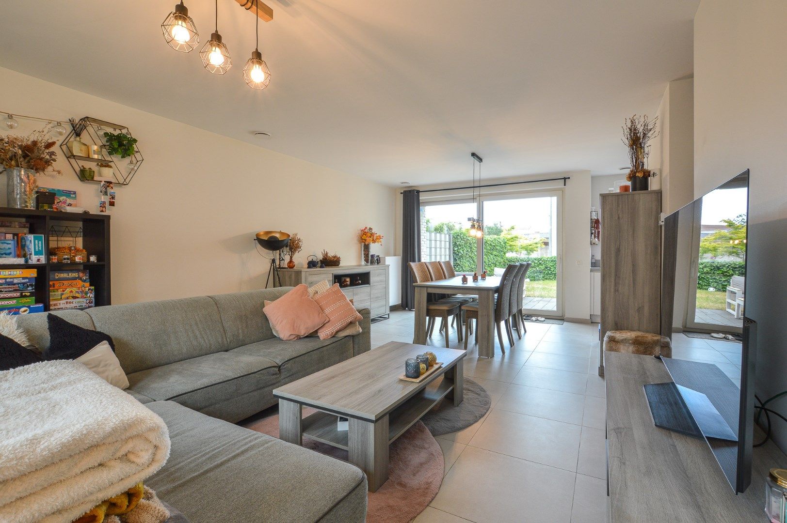 Prachtige nieuwbouwwoning in volledig aangelegd woonerf met 3 slaapkamers, zongericht terras en tuin foto 5