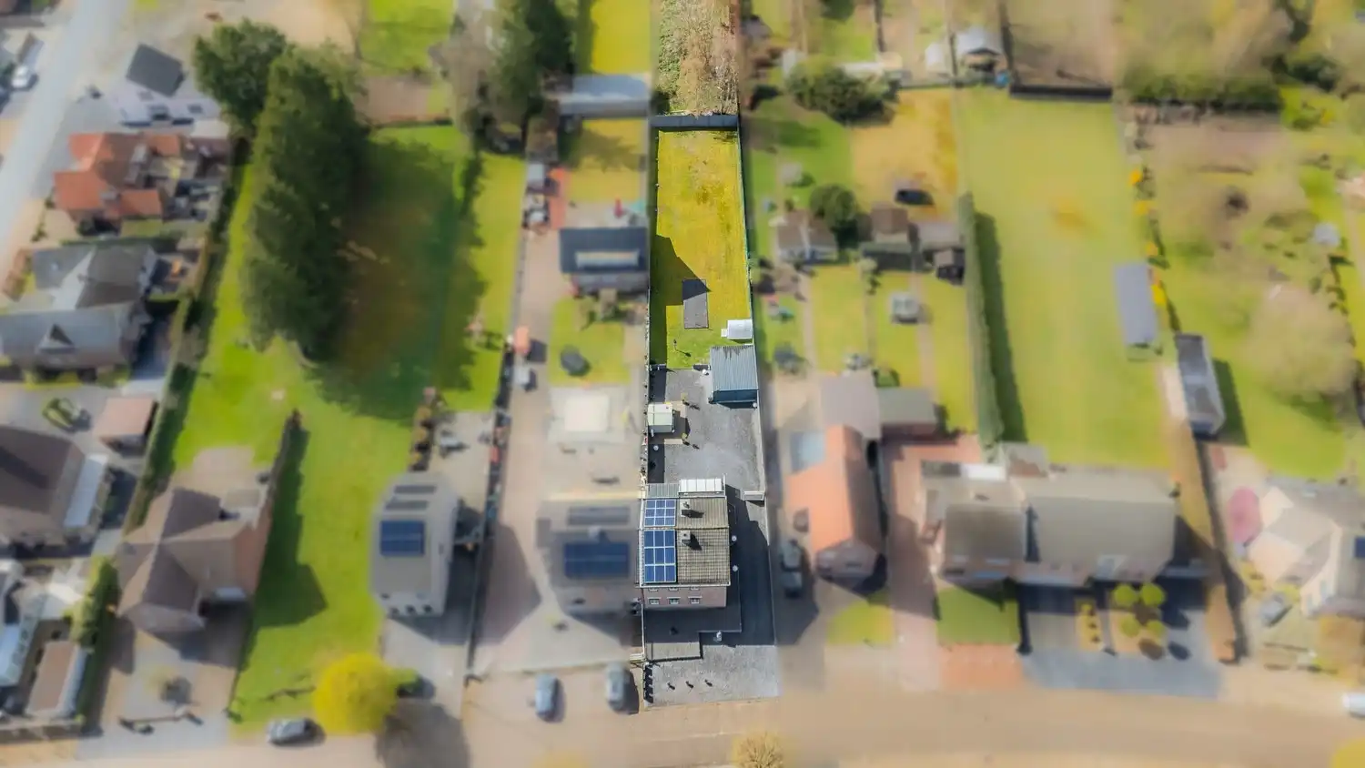 Instapklare woning met drie slaapkamers, ruime tuin en twee garageboxen in hartje Rekem! foto 46