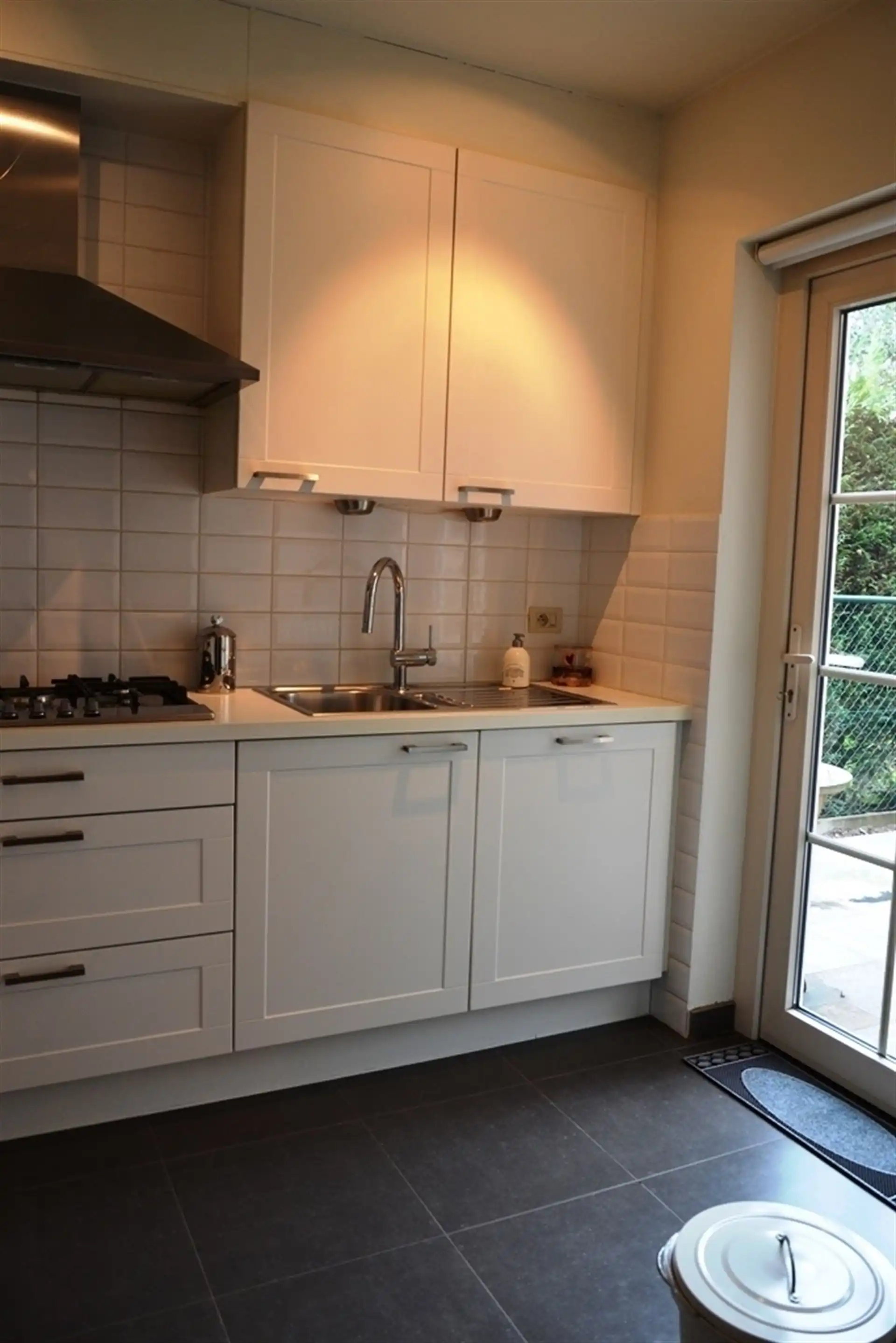 Mooi gelegen lichtrijke woning met terras en voortuintje. foto 8