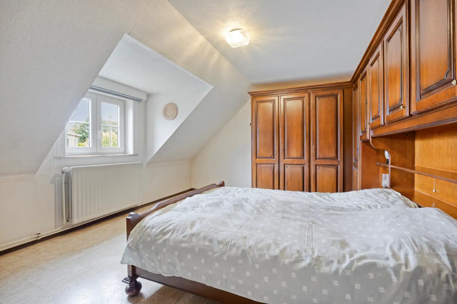 Karaktervolle woning met omheinde tuin en veel staanplaatsen foto 13