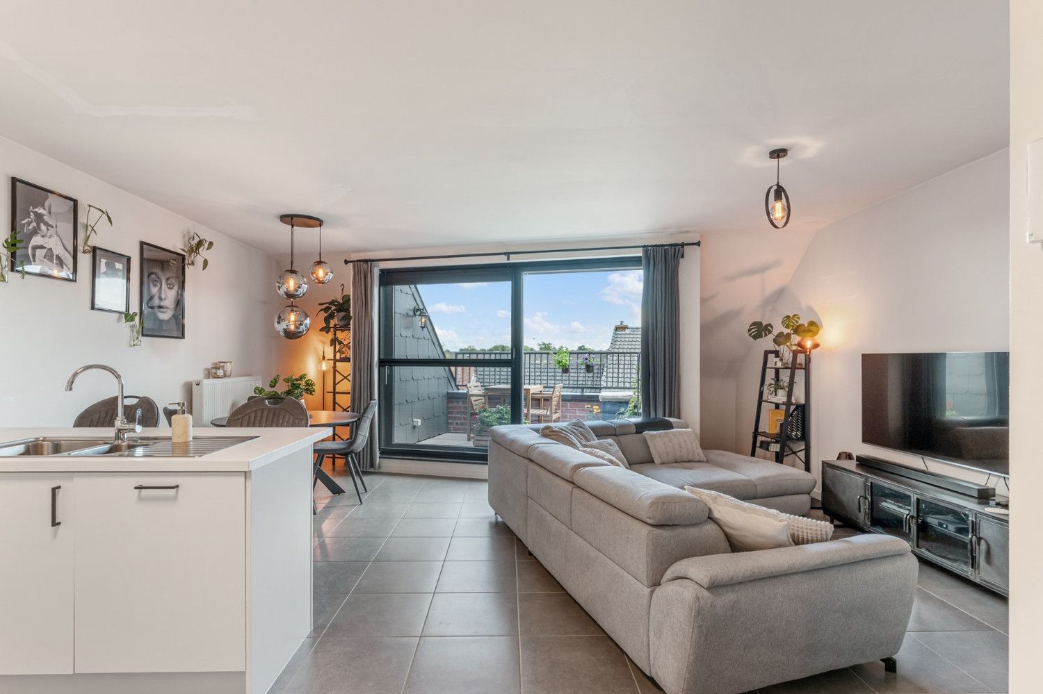 Modern en licht Duplexappartement met 3 slk berging en autostpl foto 9