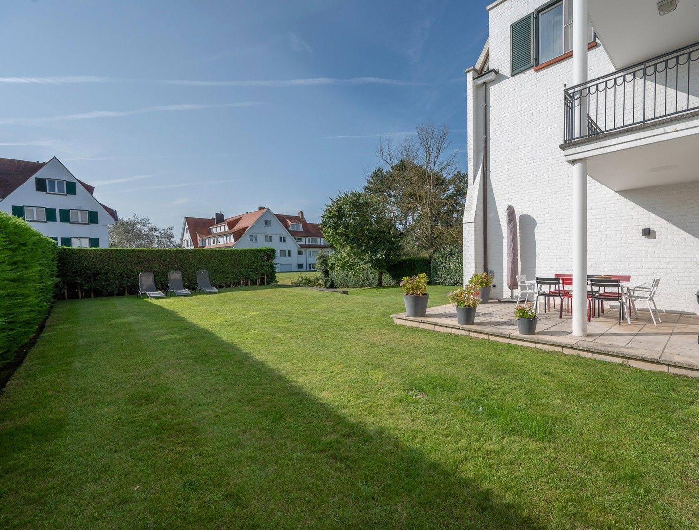 Prachtig tuinappartement met zonnige tuin in een villa residentie in het Zoute op enkele stappen van de zee en de winkels. foto 2