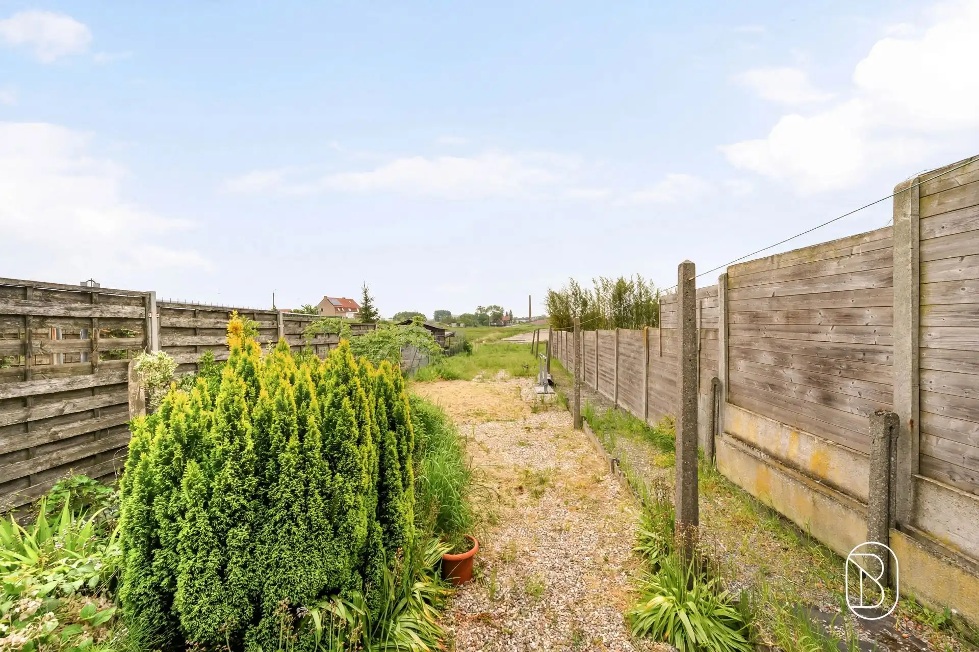 Te renoveren rijwoning met veel potentieel foto 4