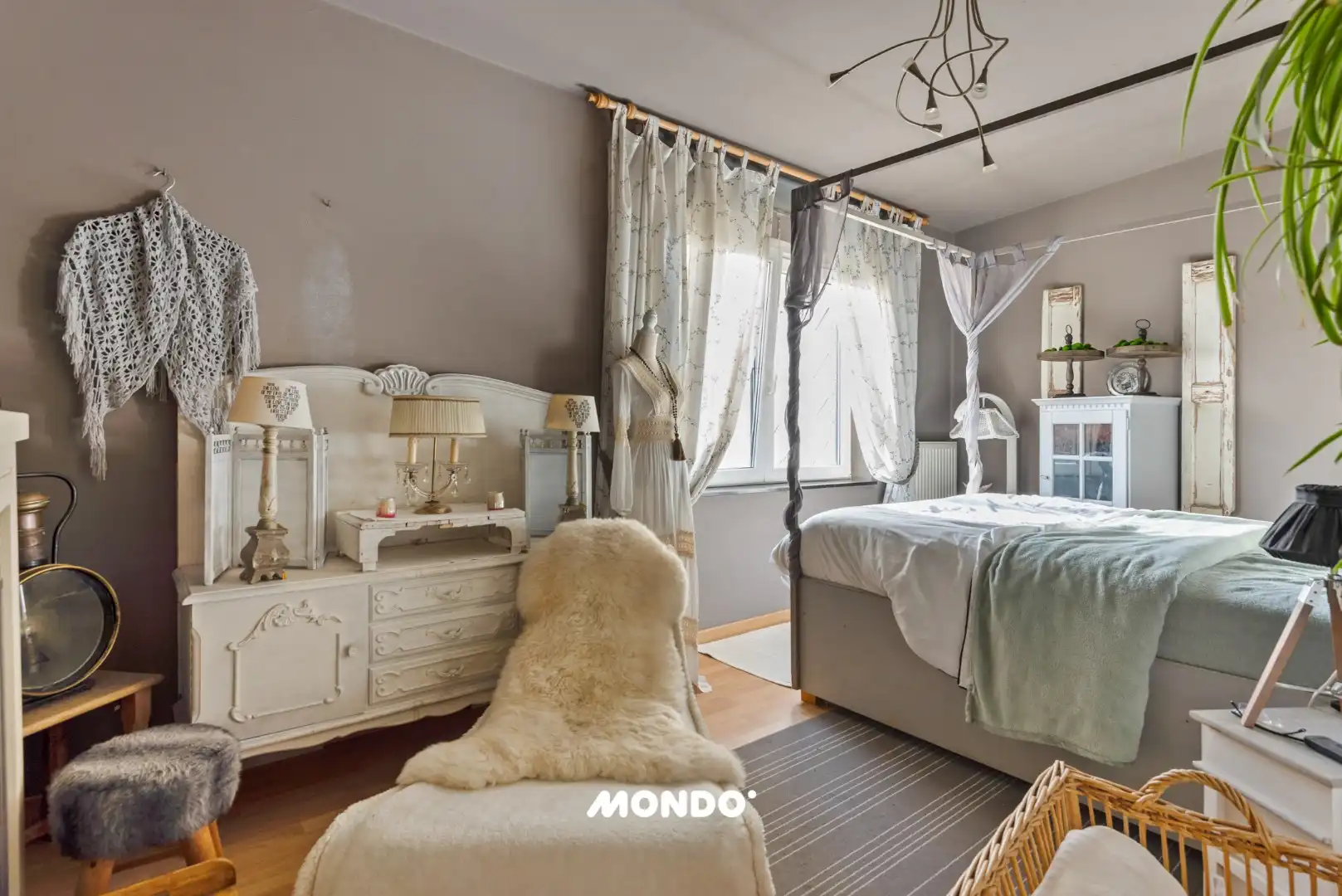 Ruime gezinswoning 4 slaapkamers met tuin, vijver en garage foto 14