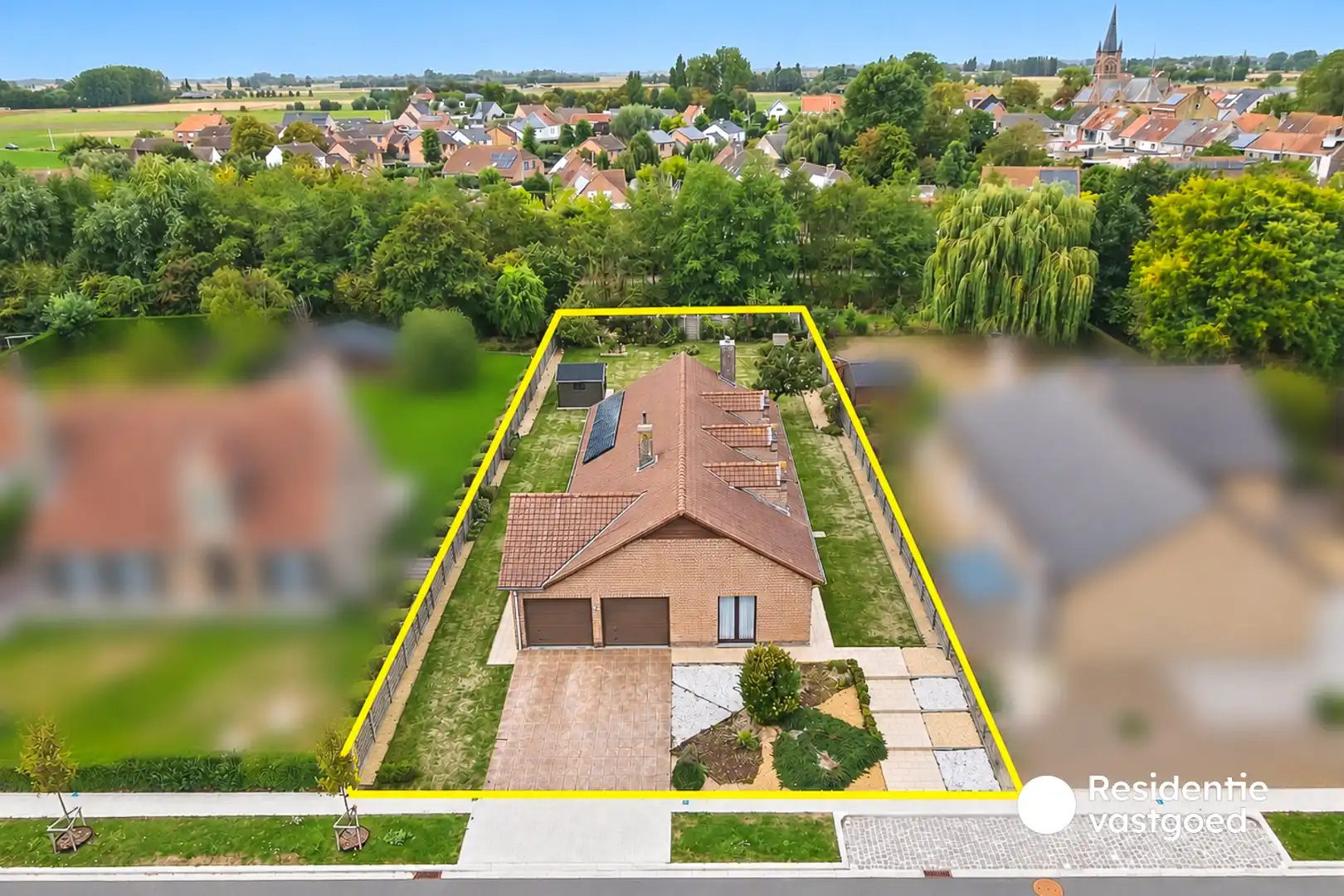 Alleenstaande bungalow met 4 slaapkamers en ruime tuin foto {{pictureIndex}}