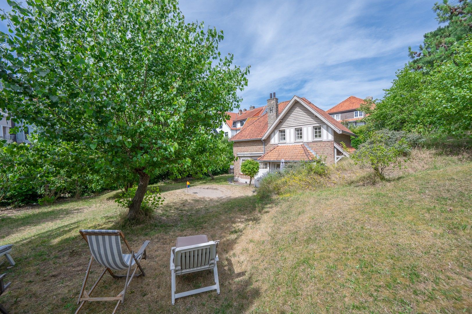 Uiterst charmante villa, rustig gelegen in een verscholen paadje in het Zoute op wandelafstand van de zee. foto 5