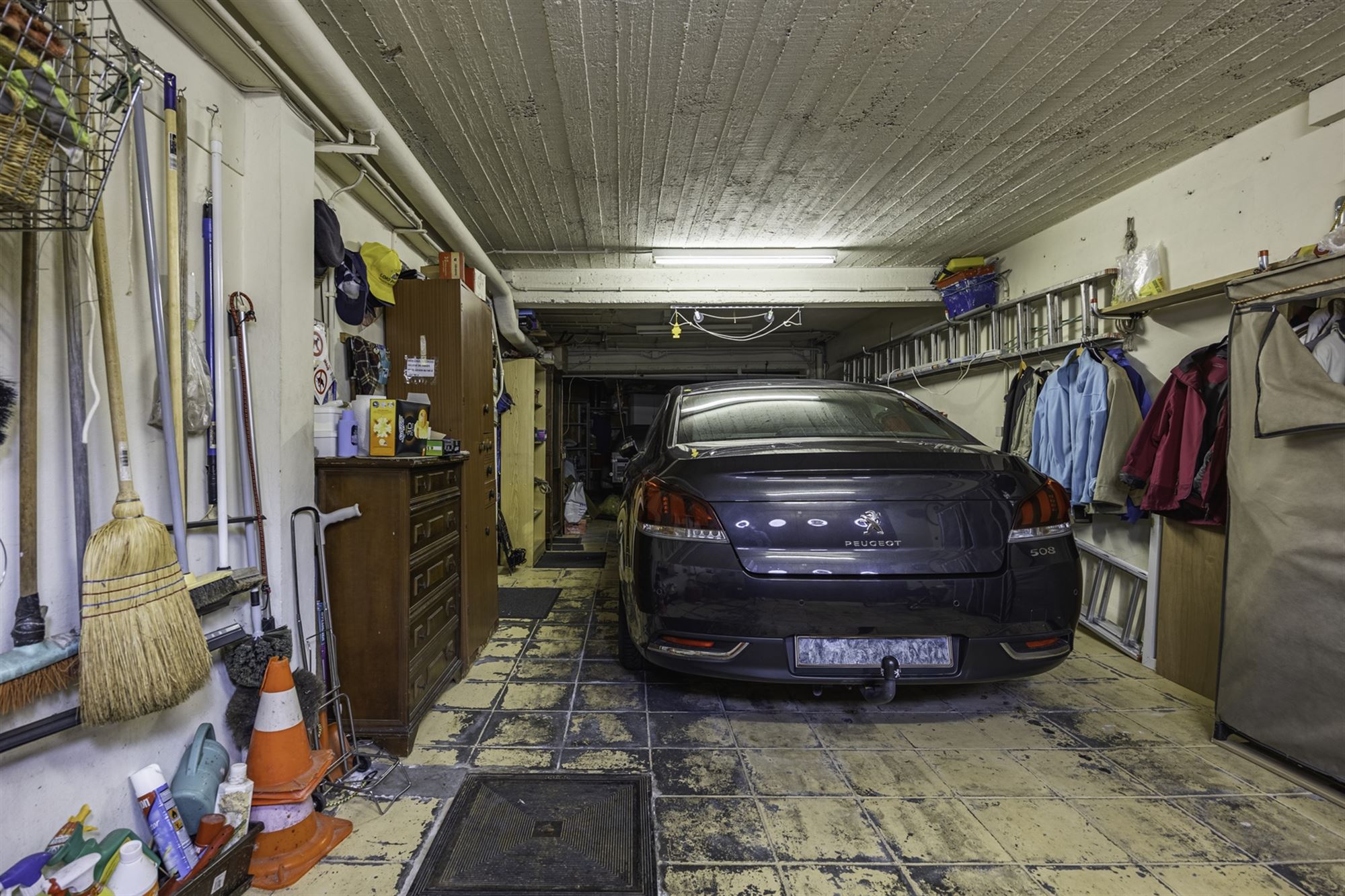 Op te knappen rijwoning met garage foto 19