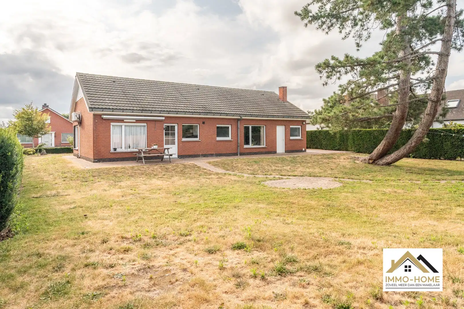 Vrijstaande bungalow met een ruime grond op een topligging!  foto 2