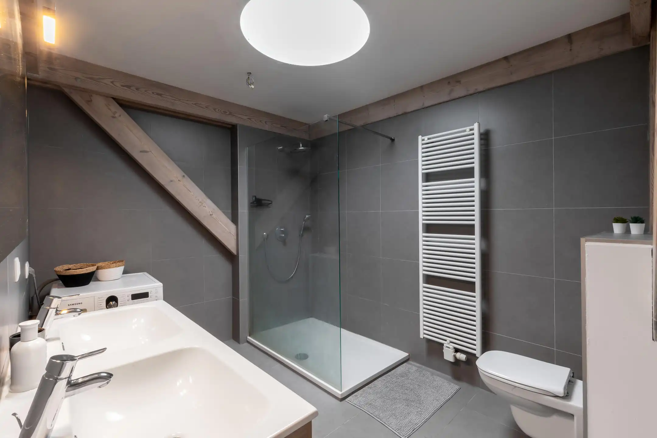 Modern gebouw met handelsgelijksvloers + duplex 1slpk app. foto 17