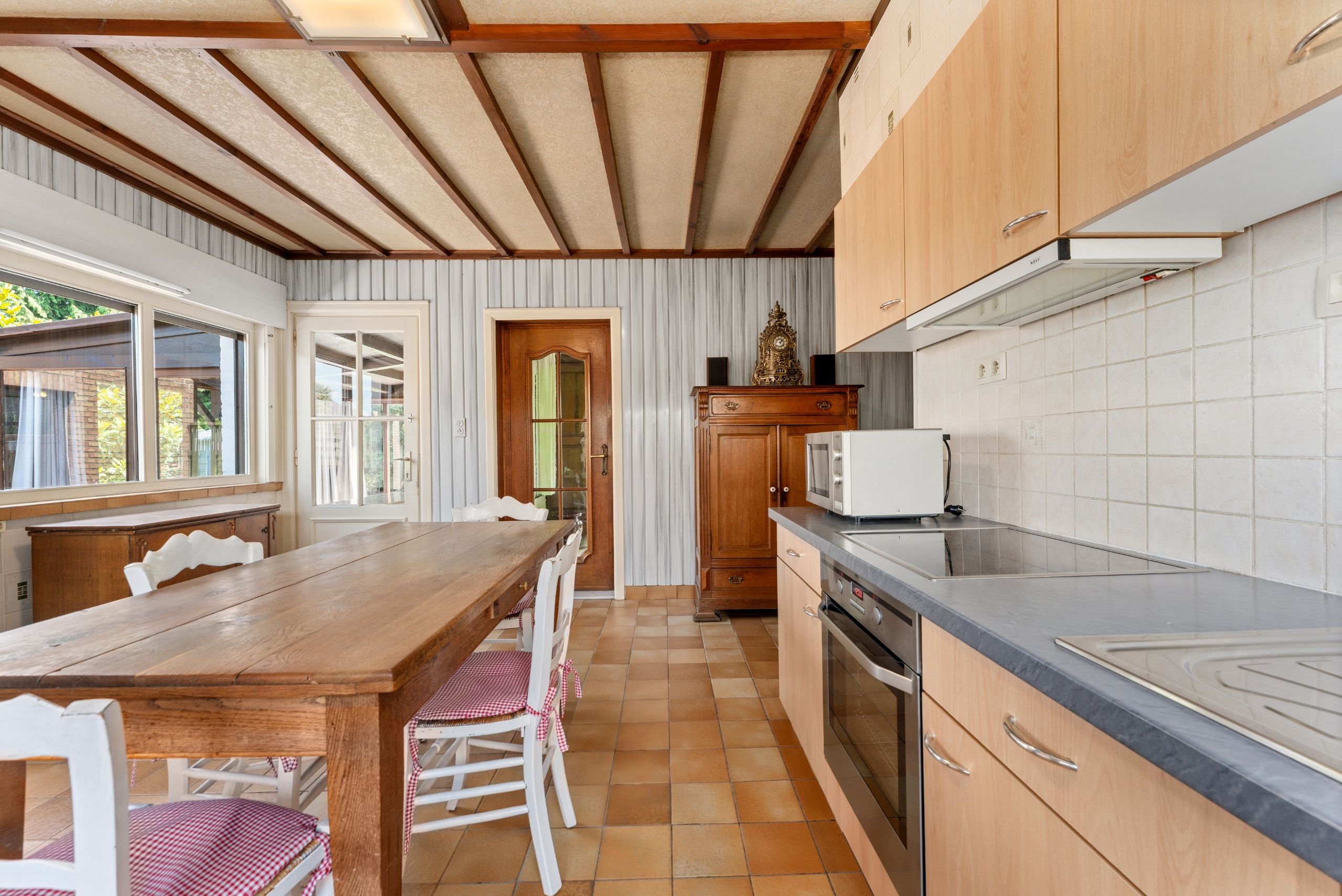 Charmante op te frissen woning met atelier in residentiële buurt foto 9