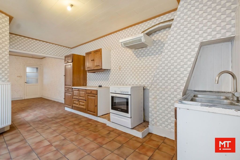 Op te frissen woning met 3 slaapkamers, stadskoer en dubbele garage in het centrum van Roeselare foto 5