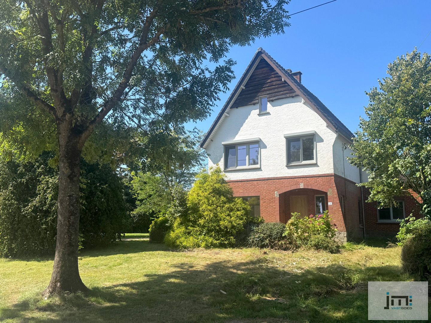 Mooi gerenoveerde woning op ruim perceel foto 3