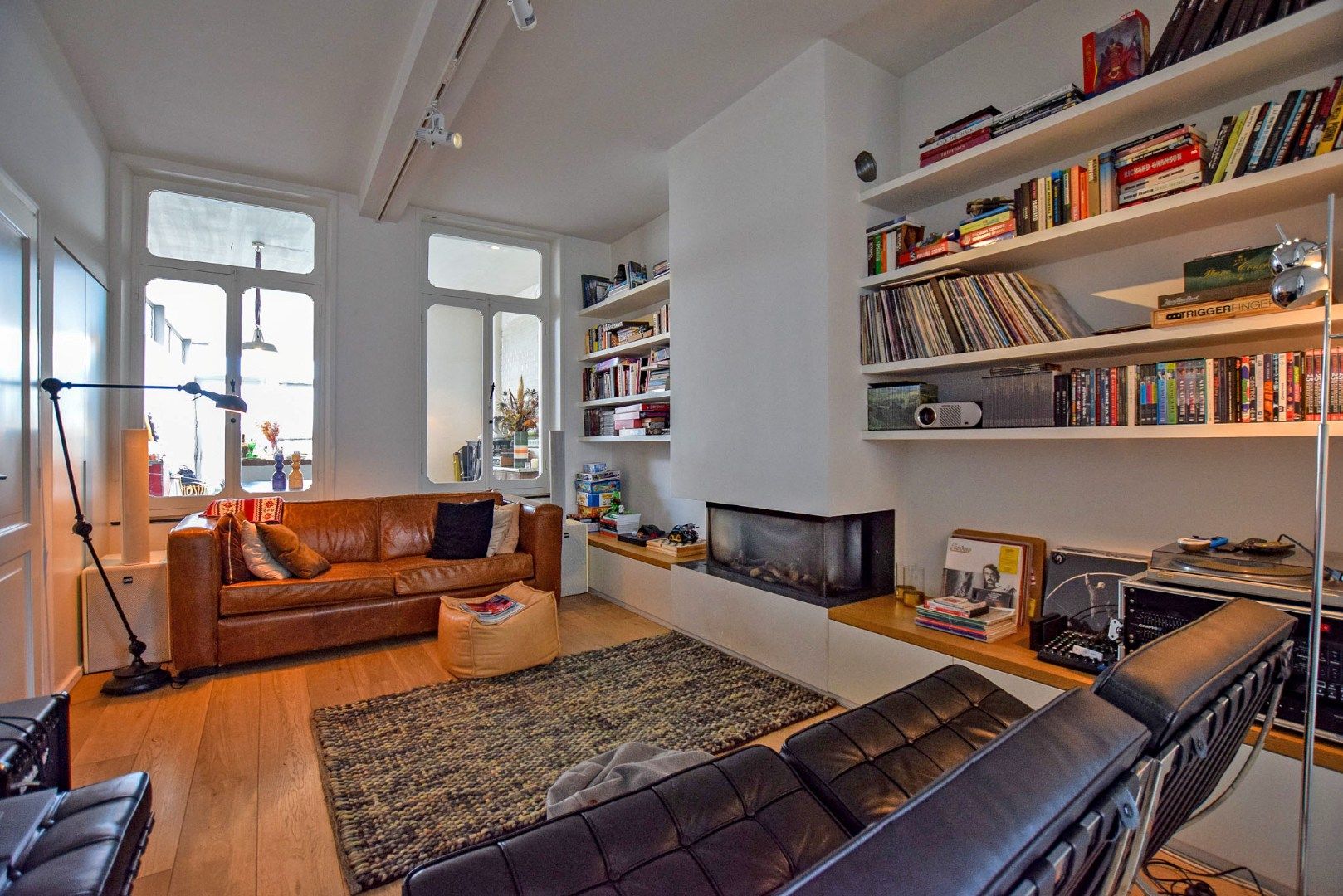 Met smaak gerenoveerde woning op een perceel van 747m² met toegang langs de zijkant. foto 3