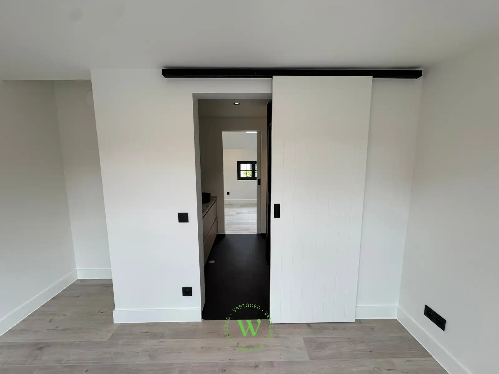 Volledig gerenoveerde woning met zonnige buitenruimte. foto 15