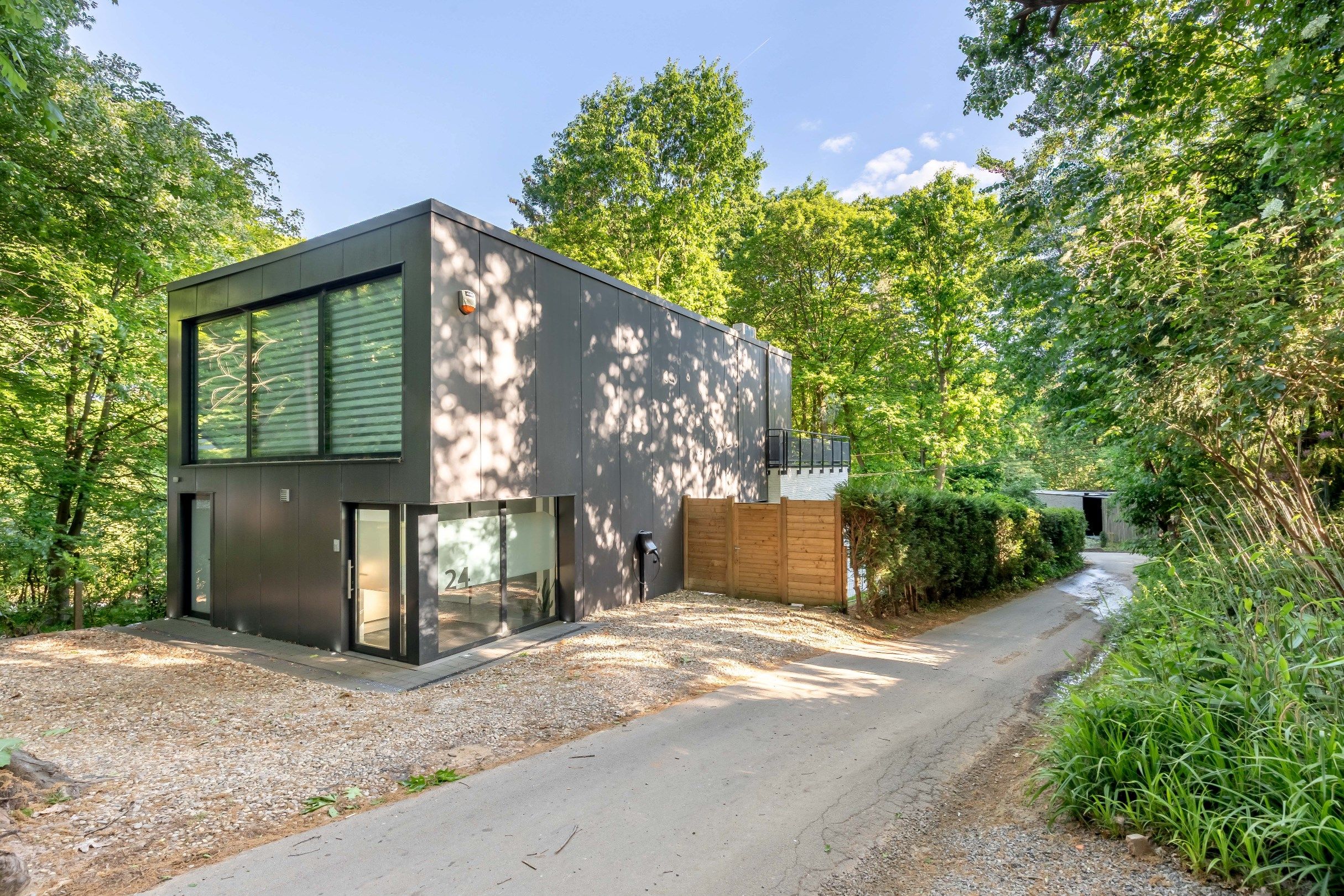 Architecturale woning in bosrijke omgeving. foto 8