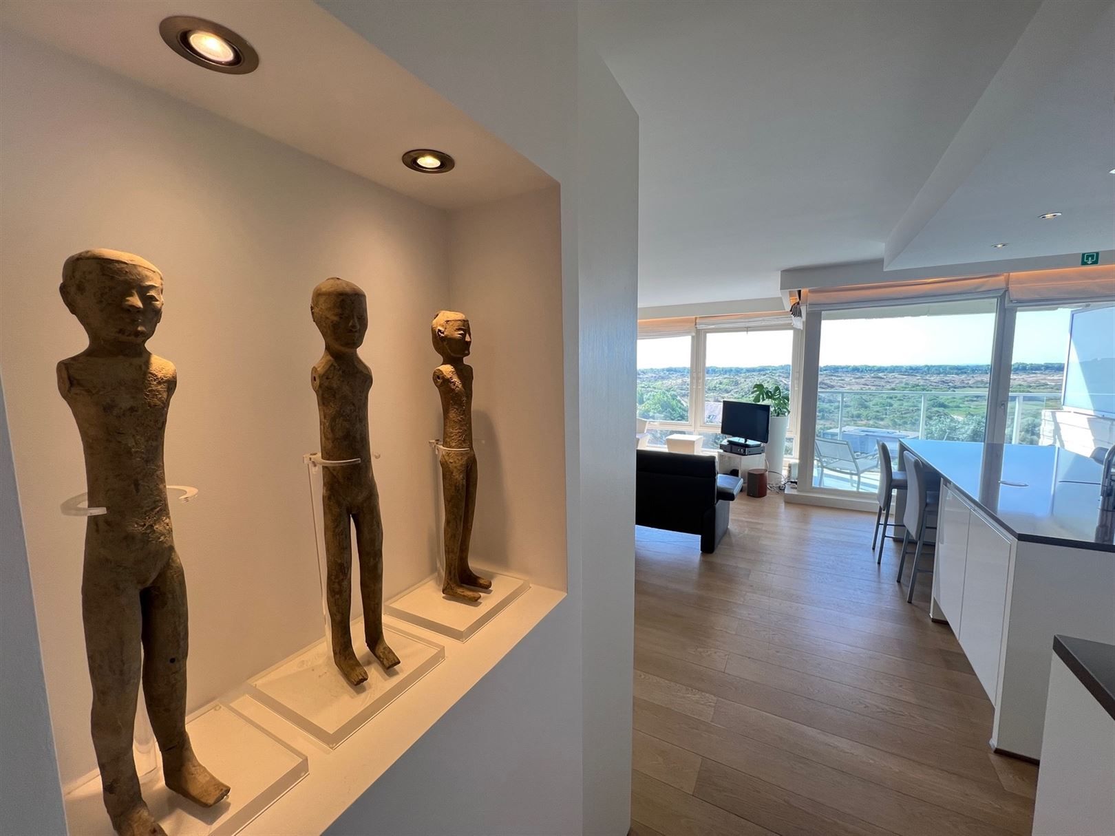 Supergrote gerenoveerde studio incl. parking met uniek uitzicht foto 9