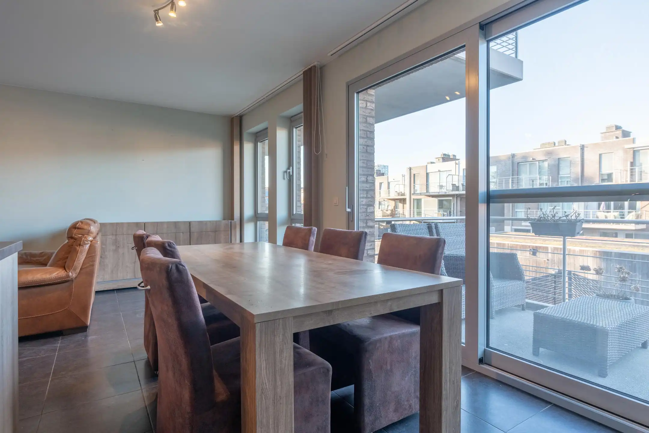 Instapklaar 2-slaapkamer appartement met terras en garagebox foto 9