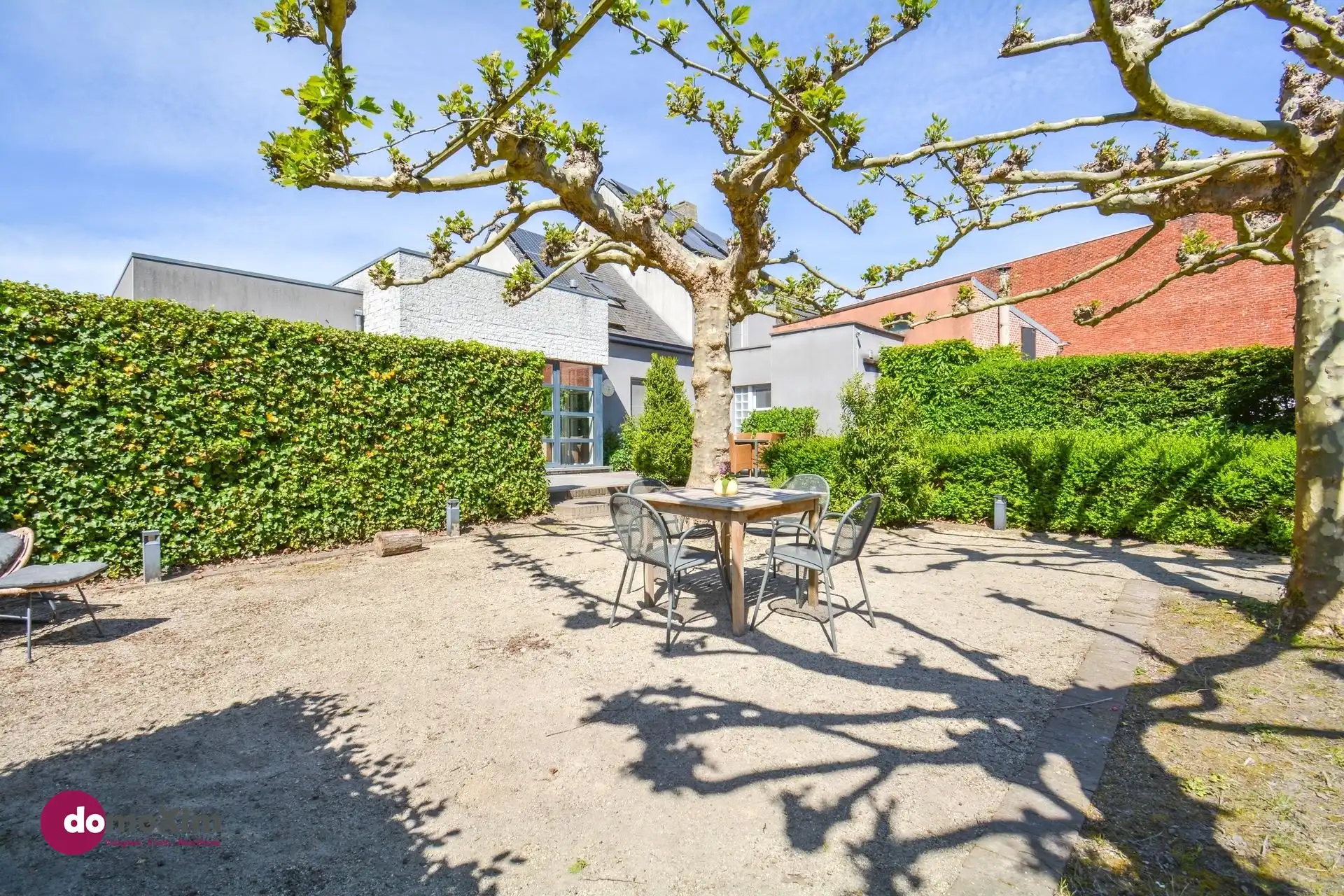 Charmante halfopen bebouwing met prachtige tuin en topligging aan de vaart foto {{pictureIndex}}