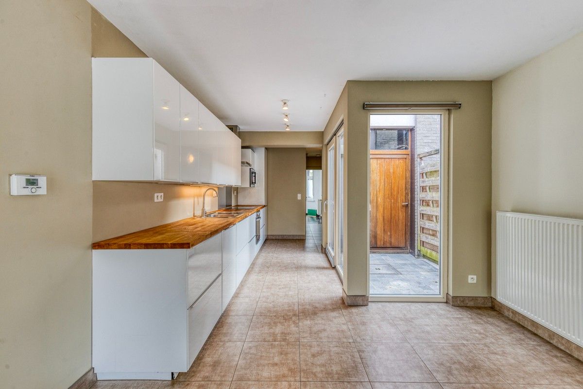 Energiezuinige woning met zonnige tuin gelegen in een residentiële straat in het centrum van Drongen. foto 9