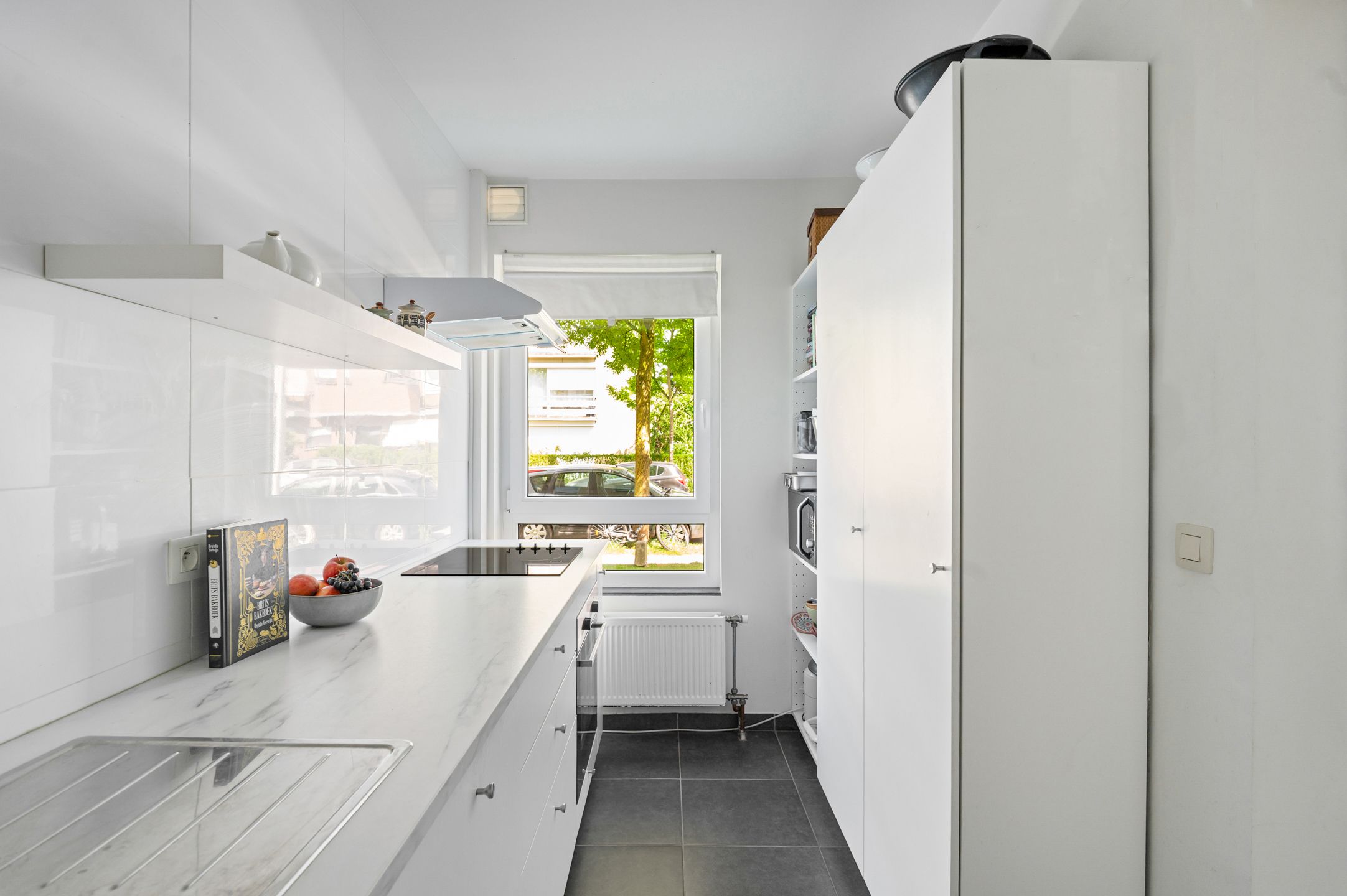 Mooi gelijkvloers appartement met 2 slk., tuin en garagebox foto 4