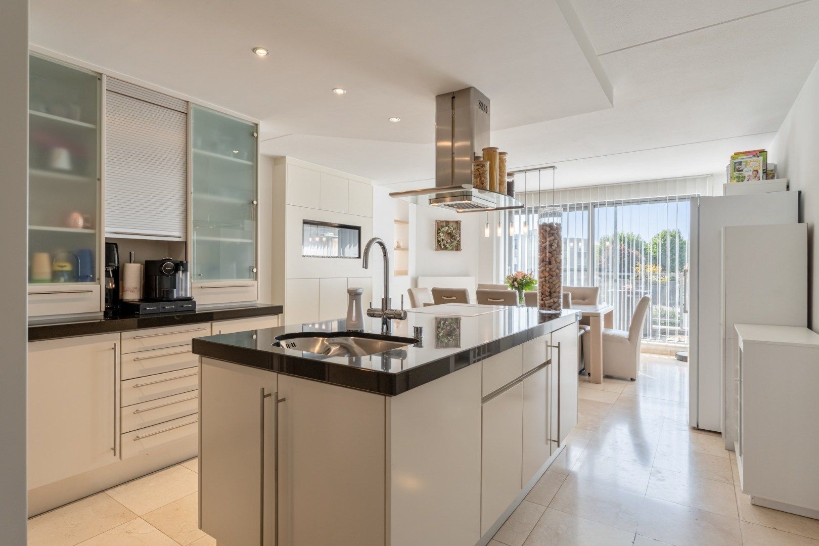 Zeer ruime, goed afgewerkte woning met diverse mogelijkheden nabij het centrum van Maaseik! foto 6