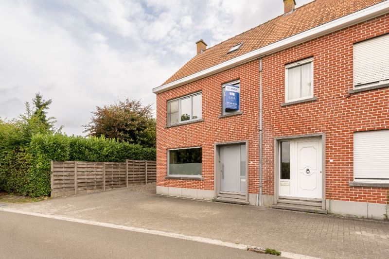 Landelijk wonen met comfort en ruimte – gerenoveerde woning met zuidgerichte tuin en loods van 80 m² foto {{pictureIndex}}