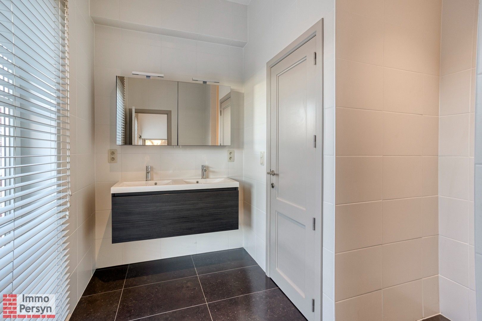 Ruim gelijkvloers appartement met tuin en 2 staanplaatsen. foto 24