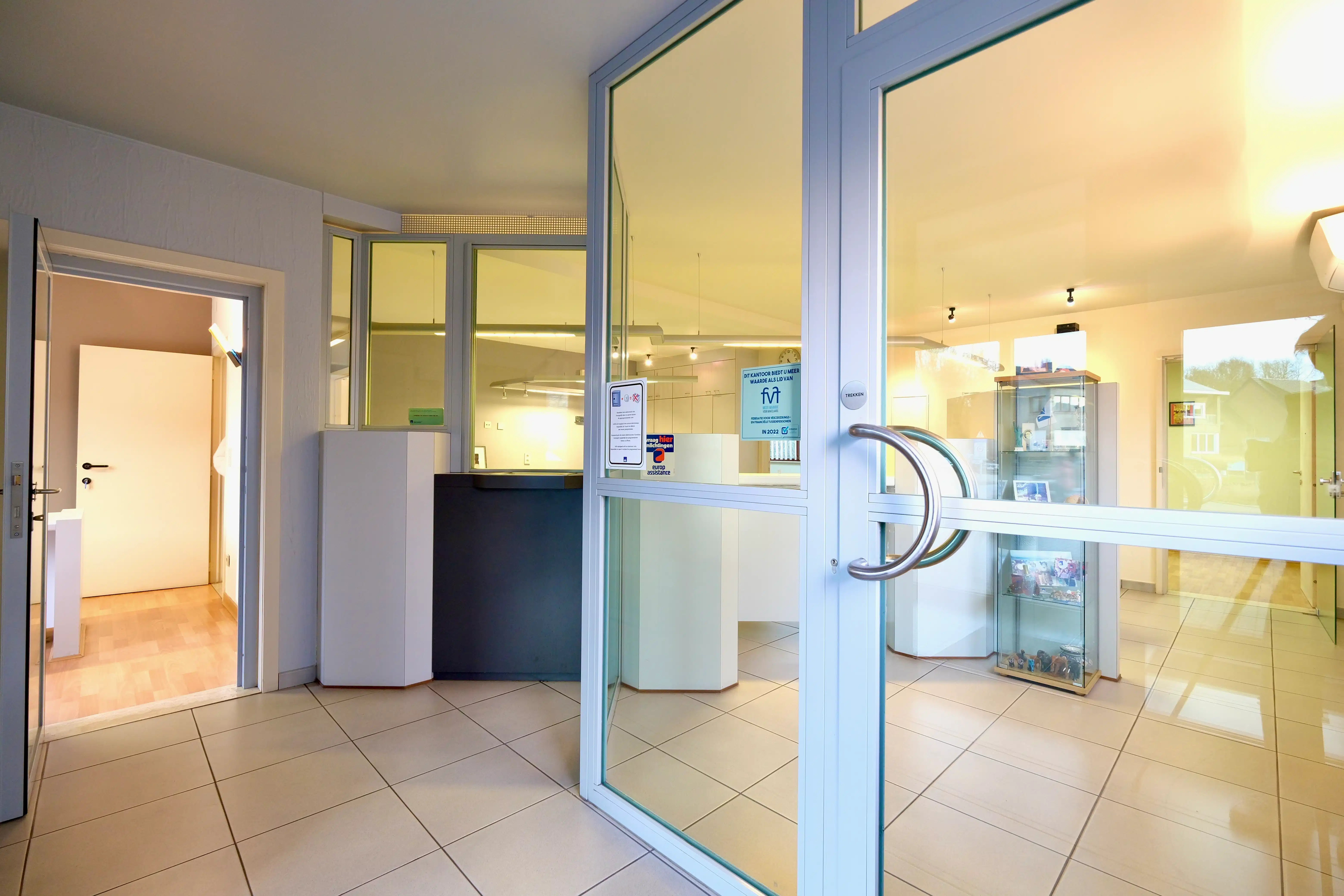 Commercieel gelijkvloers met bovenliggend appartement foto 8