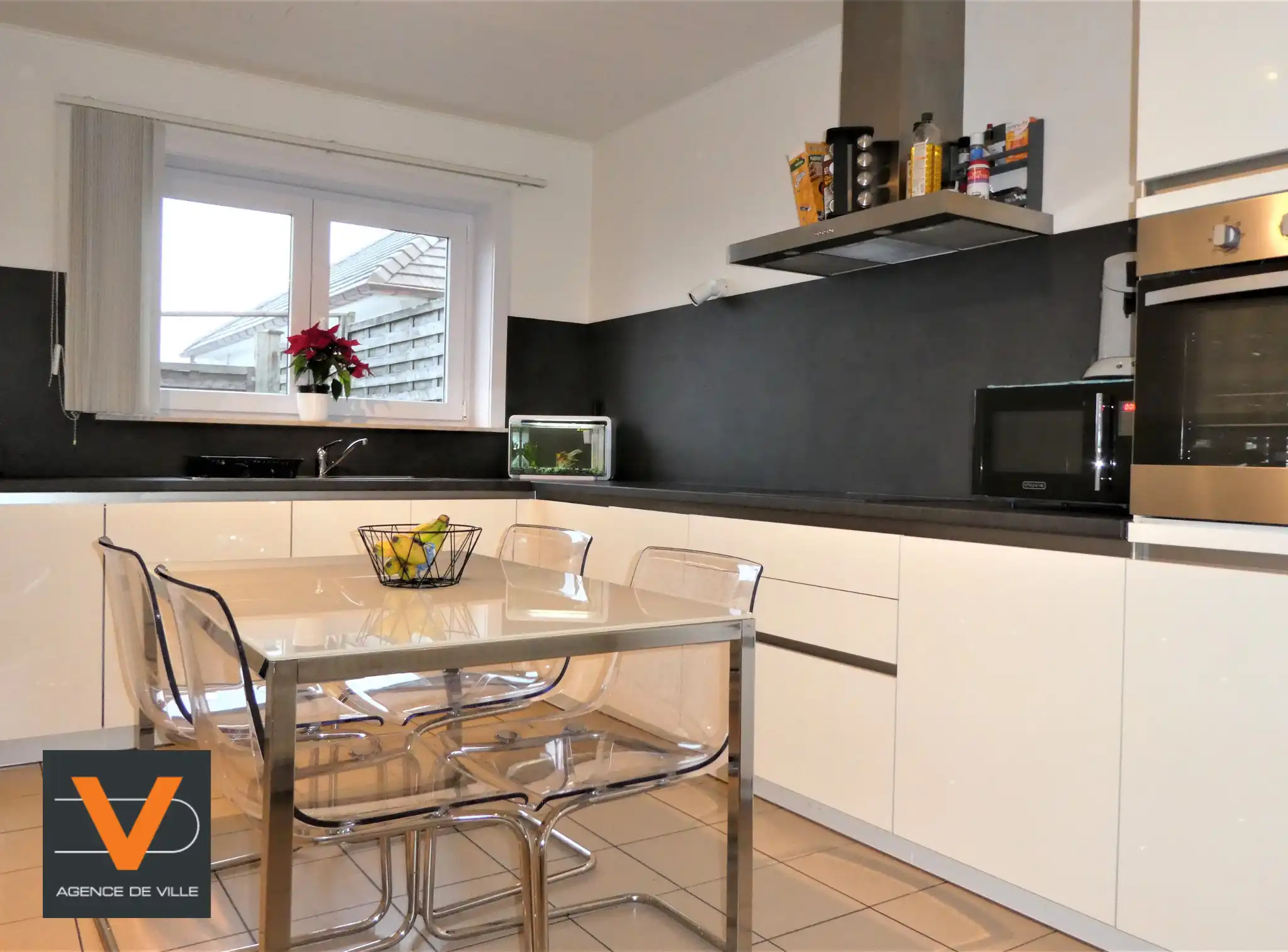 Prachtige koppelwoning met zonnig terras van 16m² en 2 autostaanplaatsen. Veel lichtinval door de grote ramen. foto 8