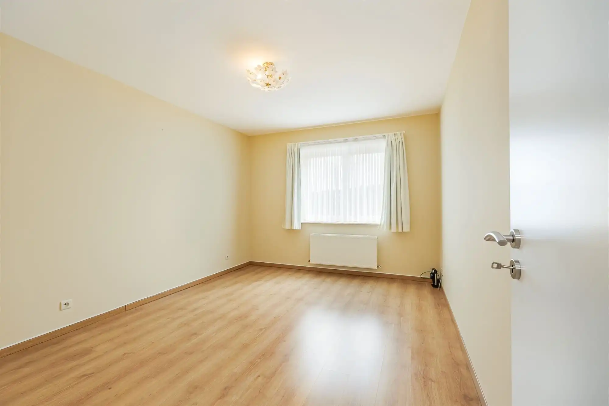 Instapklare ruime woning met 4 slpkmrs. en tuin foto 17