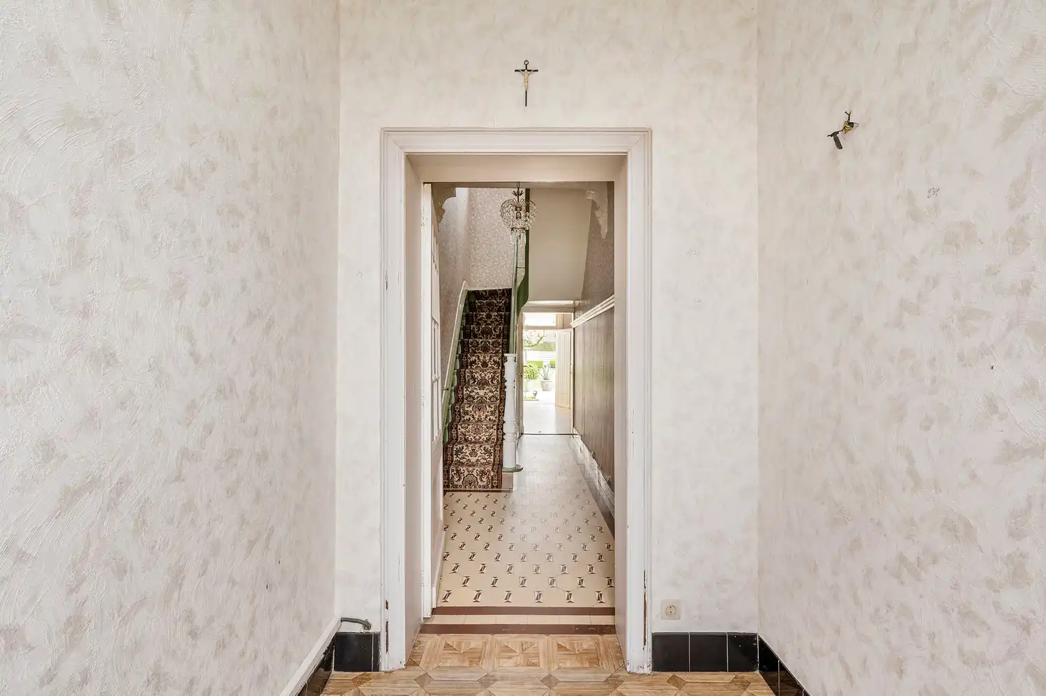 TE RENOVEREN WONING MET 3 SLPKS, PRACHTIGE TUIN + ACHTERLIGGENDE STAANPLAATS foto 8