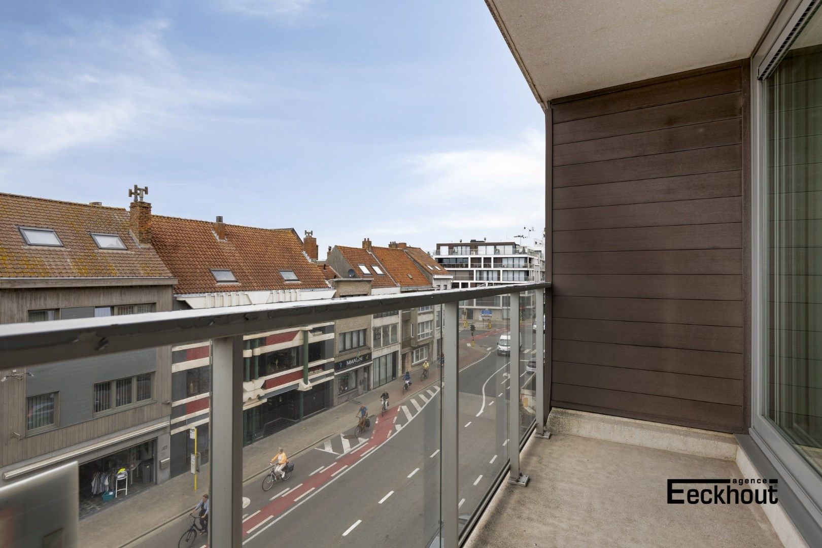 Verzorgd en modern appartement met zonnig terras foto 6