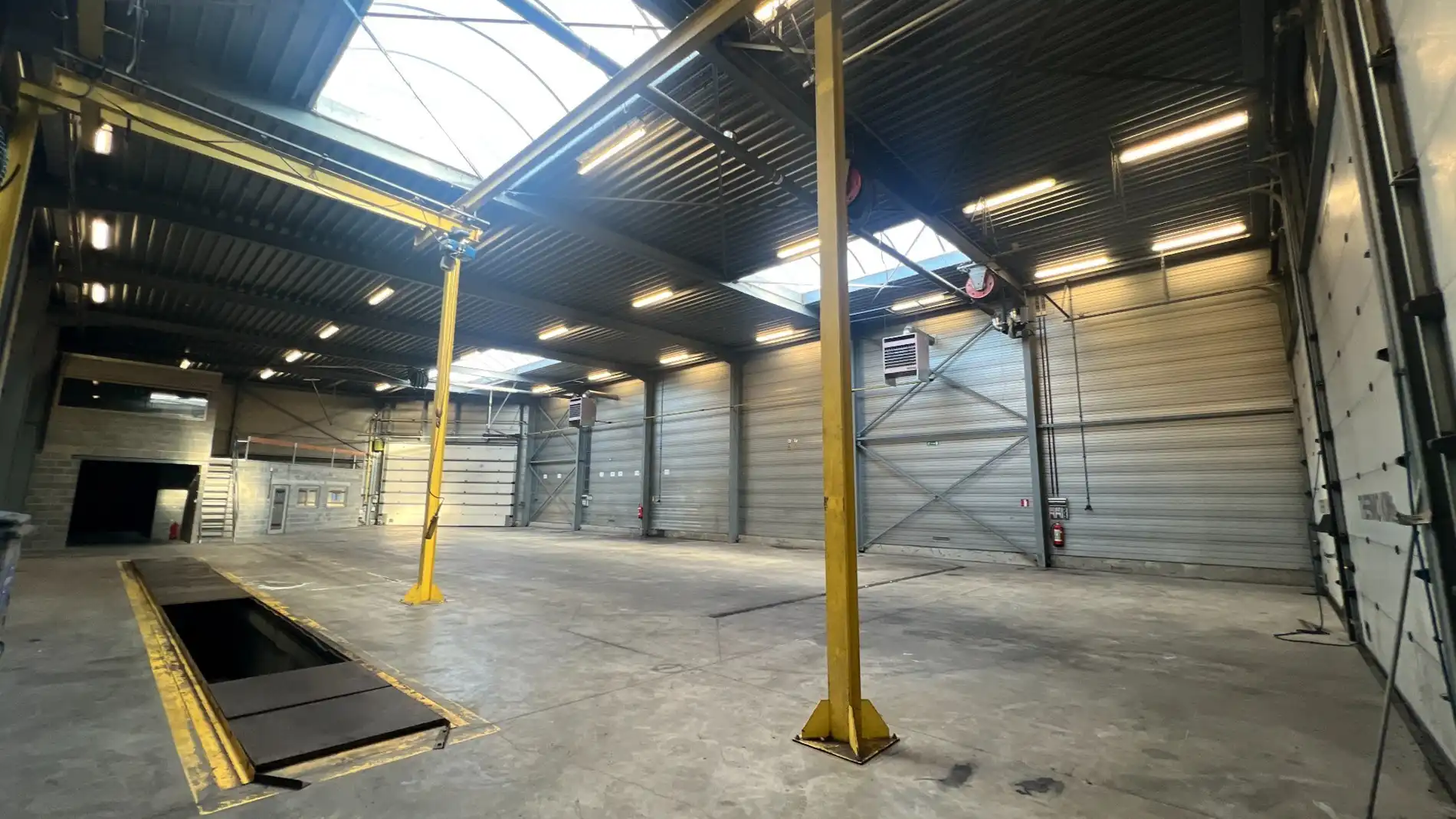 Magazijn te huur vlakbij R4 in Evergem foto 5