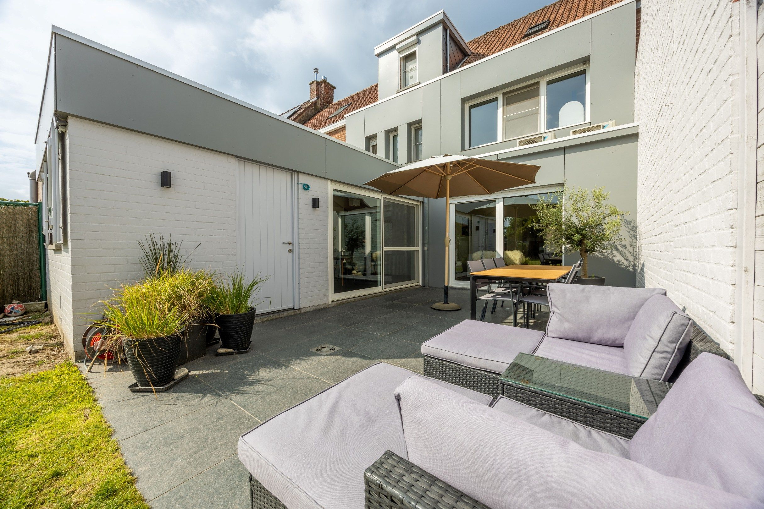 Gerenoveerde woning met garage foto 12
