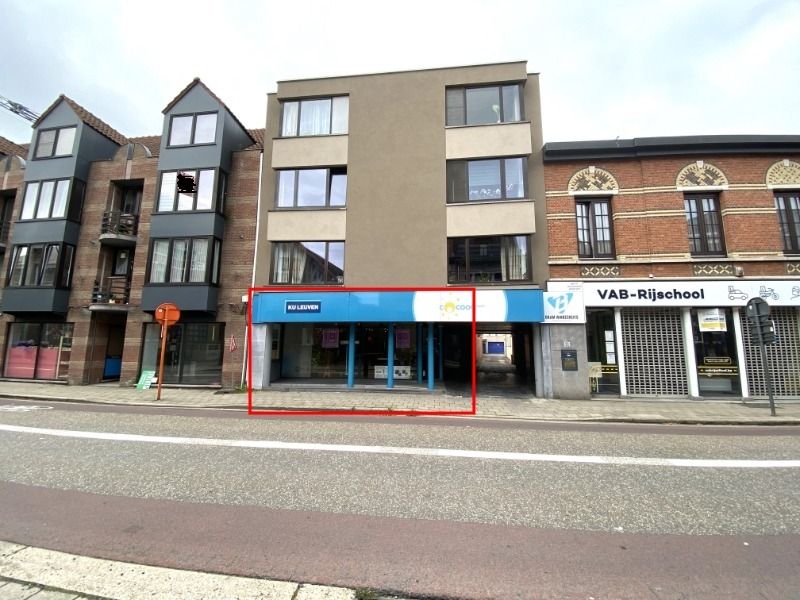 Winkel/kantoorruimte (+-75m²) met achtergelegen magazijn (160m²) en gemeenschappelijke parking centrum Geel foto {{pictureIndex}}