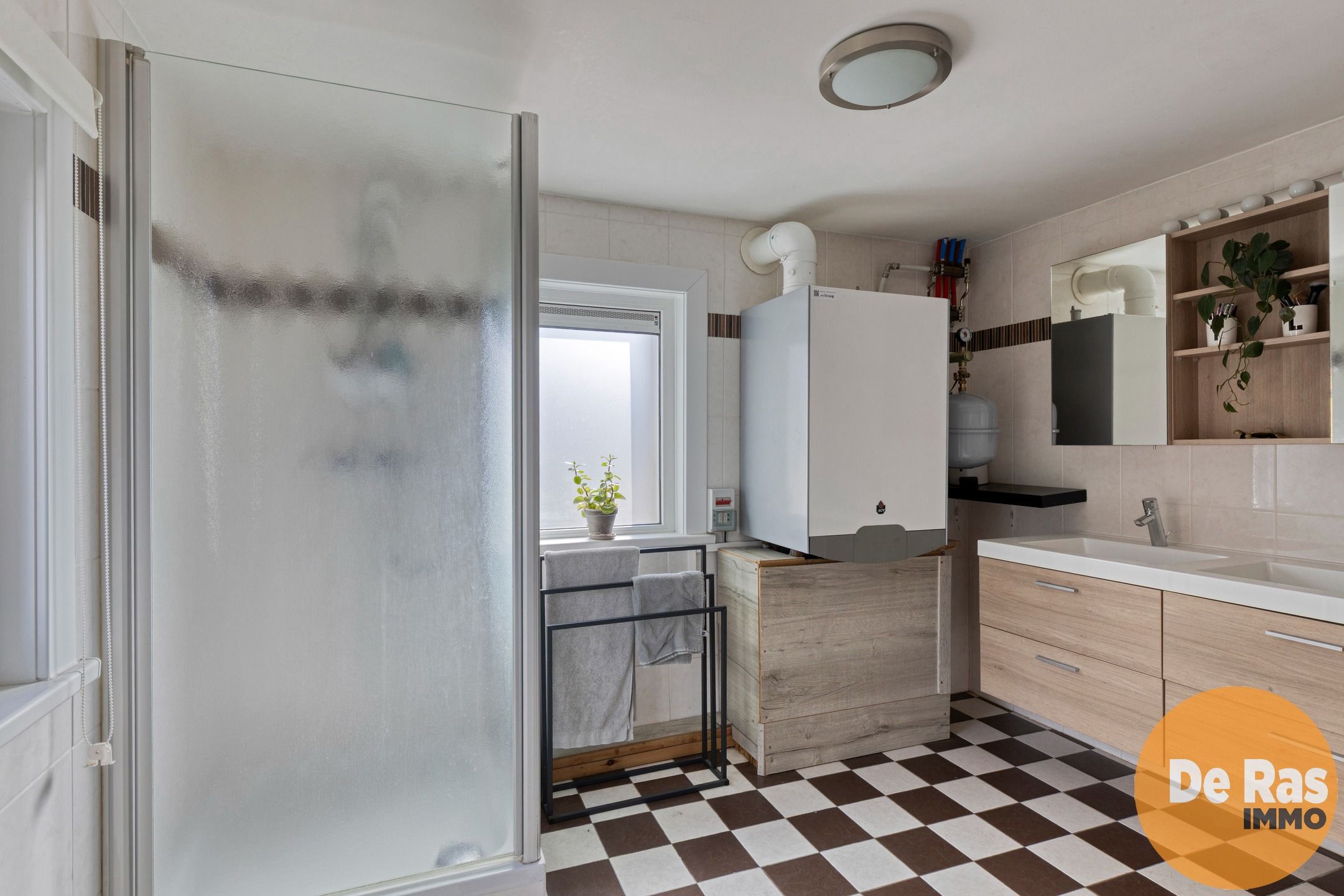 BURST - Instapklare woning met bijgebouw en ruime tuin foto 12