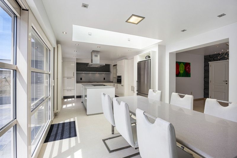 Luxueuze en instapklare woning met garages en tuin foto 3