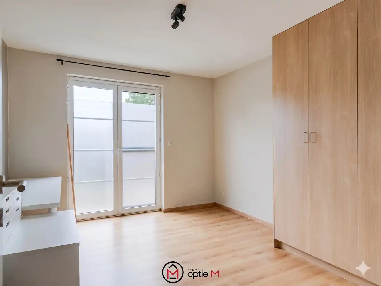 Gelijkvloers appartement te koop in Bilzen – Ruim wonen met terras, carport en kelderberging foto 13